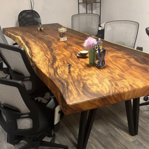 שולחן פינת אוכל מעץ אקציה בטקסטורה ייחודית